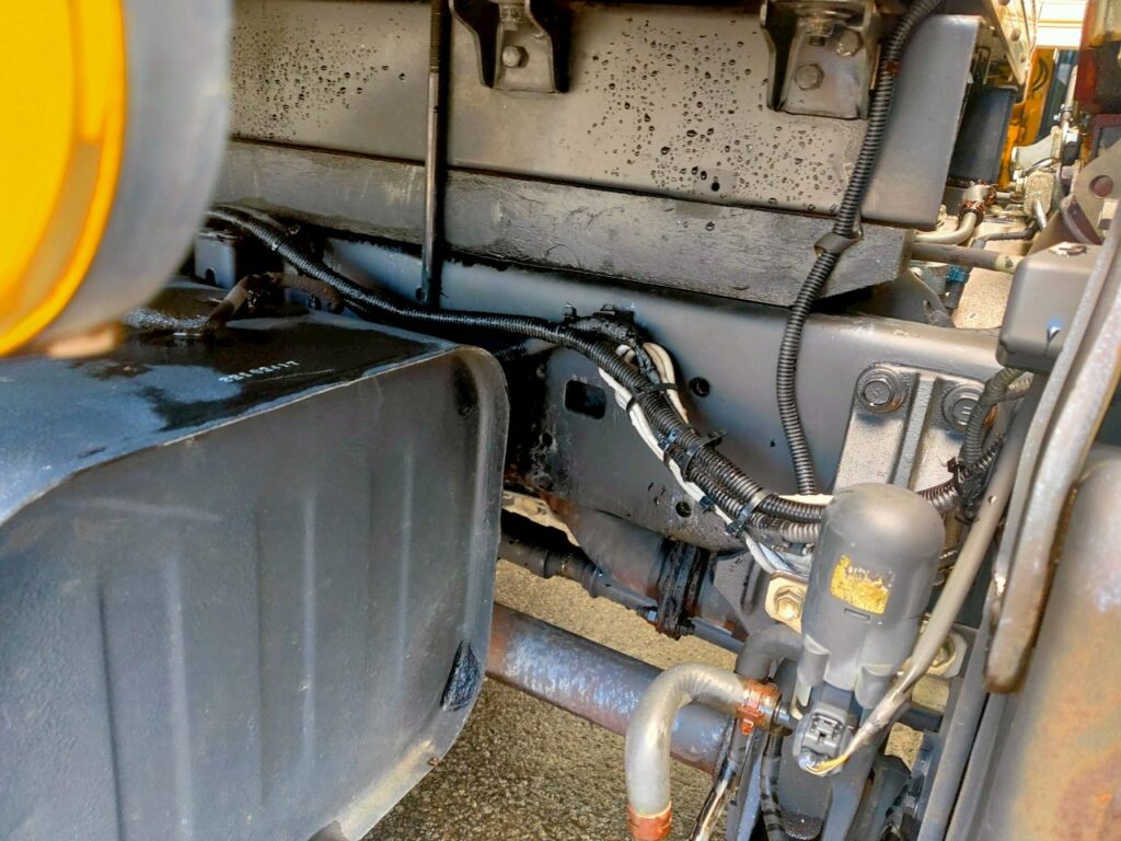 平成２９年　日野　デュトロ　３トンアルミバン　４WD