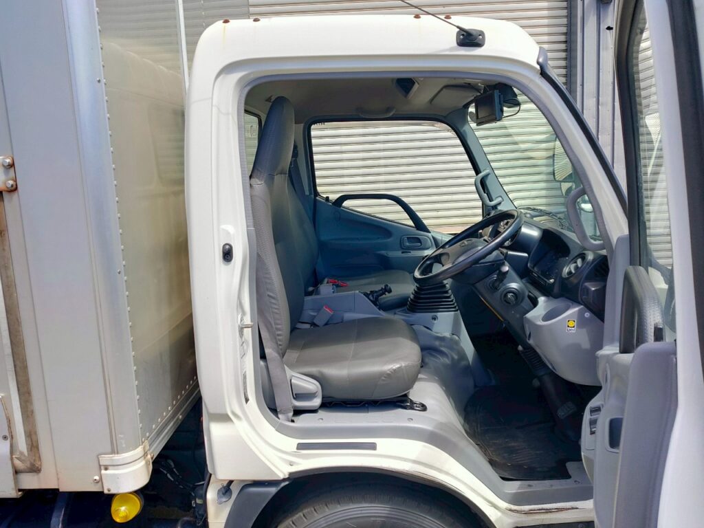 平成２９年　日野　デュトロ　３トンアルミバン　４WD