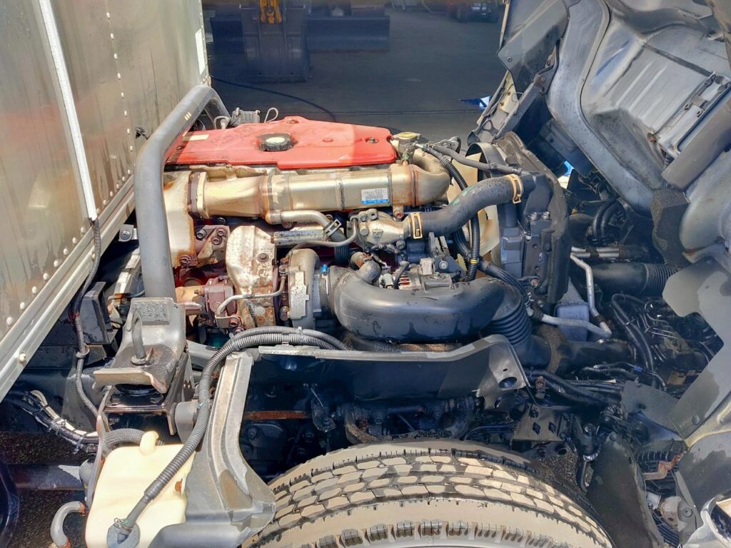 平成２９年　日野　デュトロ　３トンアルミバン　４WD