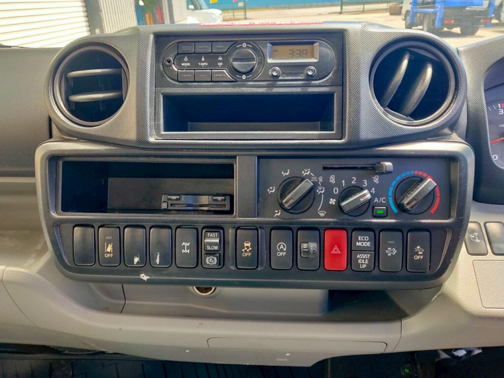平成２９年　日野　デュトロ　３トンアルミバン　４WD