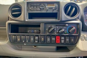 サムネイル: 平成２９年　日野　デュトロ　３トンアルミバン　４WD