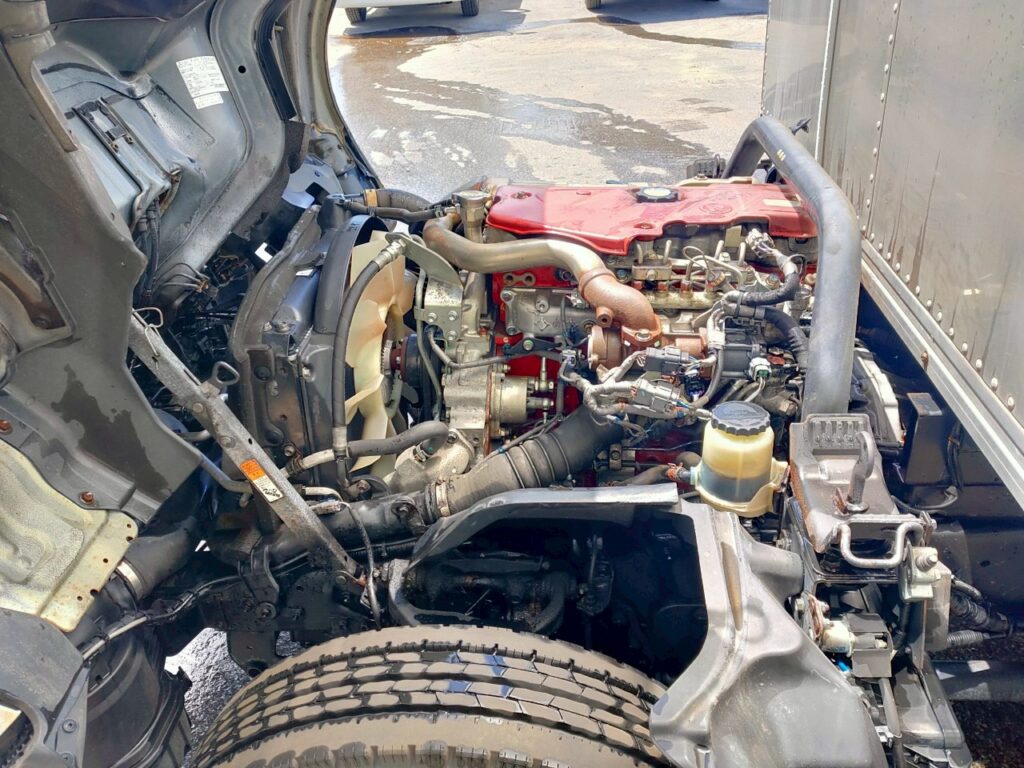 平成２９年　日野　デュトロ　３トンアルミバン　４WD
