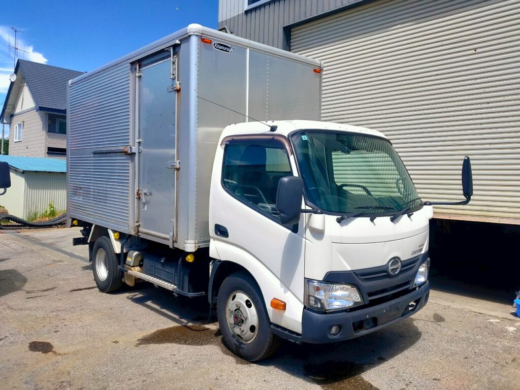 平成２９年　日野　デュトロ　３トンアルミバン　４WD