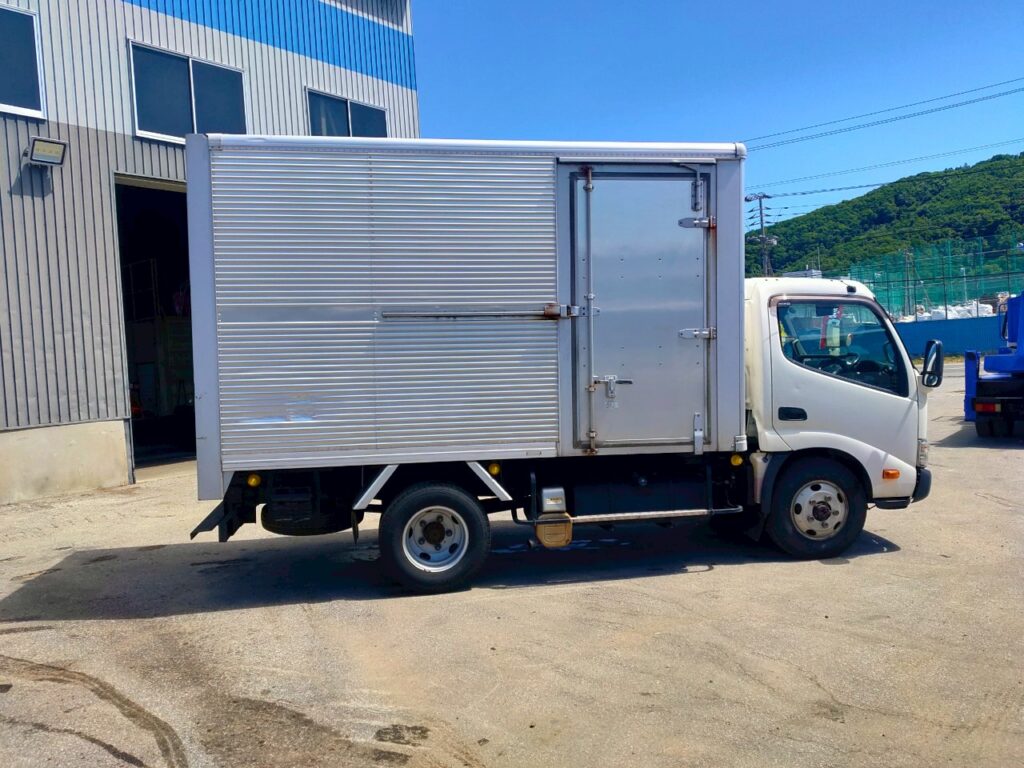 平成２９年　日野　デュトロ　３トンアルミバン　４WD