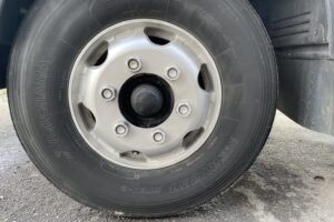 サムネイル: 平成22年　フォワード４トン４段クレーン　ラジコン　アルミアオリ　車検1年付
