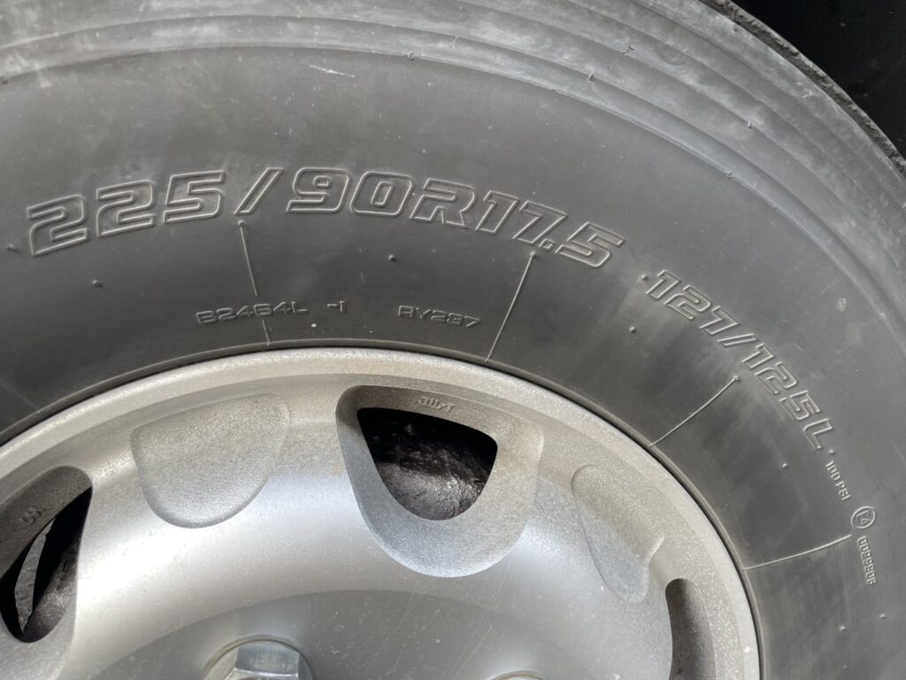 平成22年　フォワード４トン４段クレーン　ラジコン　アルミアオリ　車検1年付