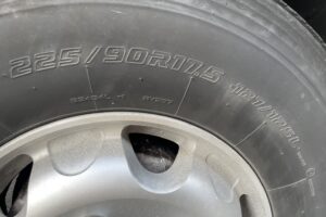サムネイル: 平成22年　フォワード４トン４段クレーン　ラジコン　アルミアオリ　車検1年付