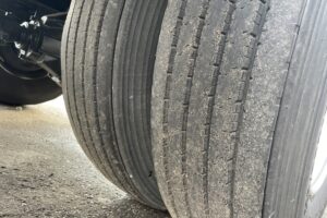 サムネイル: 平成22年　フォワード４トン４段クレーン　ラジコン　アルミアオリ　車検1年付