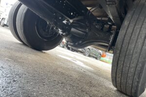 サムネイル: 平成22年　フォワード４トン４段クレーン　ラジコン　アルミアオリ　車検1年付