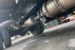 サムネイル: 平成22年　フォワード４トン４段クレーン　ラジコン　アルミアオリ　車検1年付