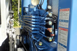 サムネイル: 平成23年　レンジャー 4ｔ4段クレーンロングジャッキ　★アルミアオリ★ラジコン★埋めカン★車検令和8年6月★