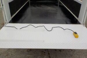 サムネイル: 平成15年　キャンターガッツ 1.45ｔ平　4ＷＤ　パワーゲート　★リヤタイヤシングル★予備検査取得済み★