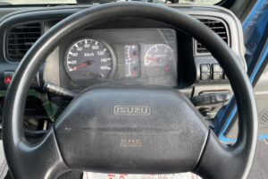 サムネイル: 平成15年　エルフ２トン３段クレーンロング　全塗装済み　車検１年付　フル装備