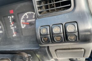 サムネイル: 平成15年　エルフ２トン３段クレーンロング　全塗装済み　車検１年付　フル装備