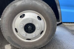 サムネイル: 平成15年　エルフ２トン３段クレーンロング　全塗装済み　車検１年付　フル装備