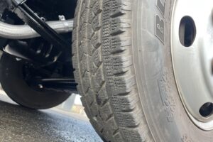 サムネイル: 平成15年　エルフ２トン３段クレーンロング　全塗装済み　車検１年付　フル装備