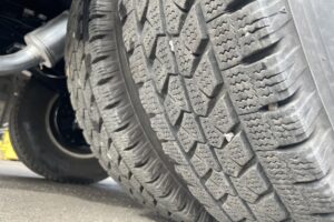 サムネイル: 平成15年　エルフ２トン３段クレーンロング　全塗装済み　車検１年付　フル装備