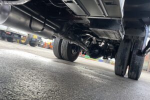 サムネイル: 平成15年　エルフ２トン３段クレーンロング　全塗装済み　車検１年付　フル装備