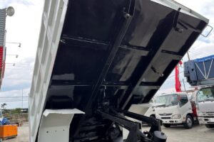 サムネイル: 平成26年　フォワード　４トン深ダンプ　土砂禁（車検令和8年6月）