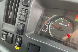 サムネイル: 平成26年　フォワード　４トン深ダンプ　土砂禁（車検令和8年6月）