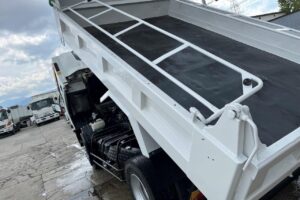 サムネイル: 平成24年　いすゞ　フォワード　４トンダンプ　電動コボレーン付（車検令和7年12月）