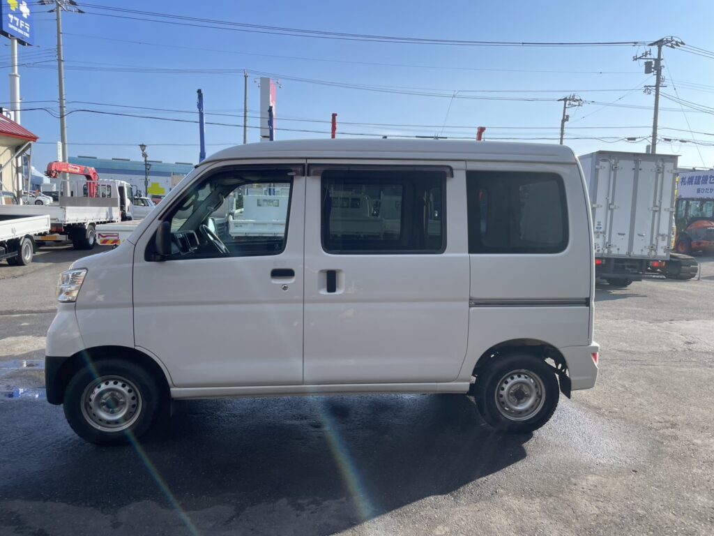 平成31年　ダイハツ　ハイゼットカーゴ４WD　車検2年付　アイドリングストップ