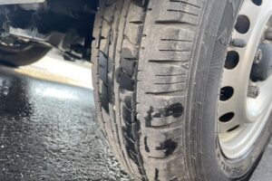 サムネイル: 平成31年　ダイハツ　ハイゼットカーゴ４WD　車検2年付　アイドリングストップ