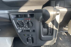 サムネイル: 平成31年　ダイハツ　ハイゼットカーゴ４WD　車検2年付　アイドリングストップ
