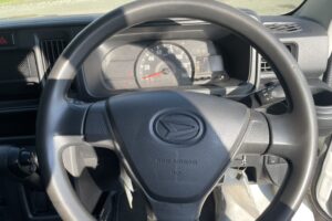 サムネイル: 平成31年　ダイハツ　ハイゼットカーゴ４WD　車検2年付　アイドリングストップ