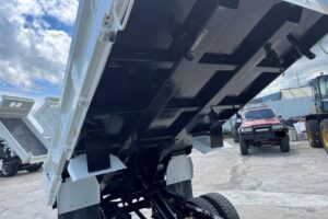 サムネイル: 平成24年　いすゞ　エルフ　２トンダンプ　３方開き・コボレーン付・小型貨物（4ナンバー）（車検1年付）