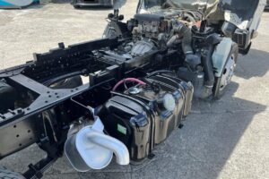 サムネイル: 平成24年　いすゞ　エルフ　２トンダンプ　３方開き・コボレーン付・小型貨物（4ナンバー）（車検1年付）