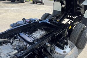 サムネイル: 平成24年　いすゞ　エルフ　２トンダンプ　３方開き・コボレーン付・小型貨物（4ナンバー）（車検1年付）