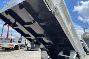 サムネイル: 平成24年　いすゞ　エルフ　２トンダンプ　３方開き・コボレーン付・小型貨物（4ナンバー）（車検1年付）