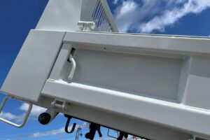 サムネイル: 平成24年　いすゞ　エルフ　２トンダンプ　３方開き・コボレーン付・小型貨物（4ナンバー）（車検1年付）