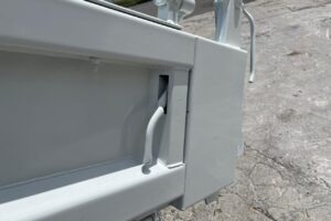 サムネイル: 平成24年　いすゞ　エルフ　２トンダンプ　３方開き・コボレーン付・小型貨物（4ナンバー）（車検1年付）