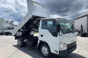 サムネイル: 平成24年　いすゞ　エルフ　２トンダンプ　３方開き・コボレーン付・小型貨物（4ナンバー）（車検1年付）