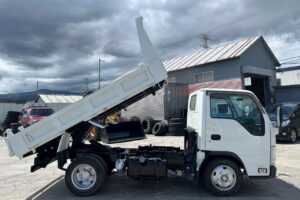 サムネイル: 平成24年　いすゞ　エルフ　２トンダンプ　３方開き・コボレーン付・小型貨物（4ナンバー）（車検1年付）