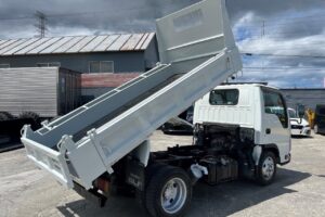 サムネイル: 平成24年　いすゞ　エルフ　２トンダンプ　３方開き・コボレーン付・小型貨物（4ナンバー）（車検1年付）