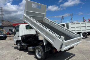 サムネイル: 平成24年　いすゞ　エルフ　２トンダンプ　３方開き・コボレーン付・小型貨物（4ナンバー）（車検1年付）