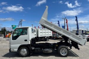 サムネイル: 平成24年　いすゞ　エルフ　２トンダンプ　３方開き・コボレーン付・小型貨物（4ナンバー）（車検1年付）