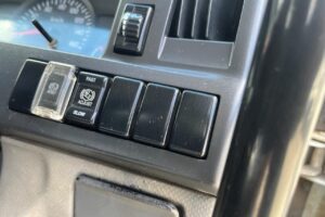 サムネイル: 平成24年　いすゞ　エルフ　２トンダンプ　３方開き・コボレーン付・小型貨物（4ナンバー）（車検1年付）