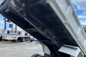 サムネイル: 平成29年　いすゞ　エルフ　３トンローダーダンプ　３方開・コボレーン付・小型貨物（４ナンバー）（車検1年付）