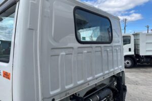 サムネイル: 平成29年　いすゞ　エルフ　３トンローダーダンプ　３方開・コボレーン付・小型貨物（４ナンバー）（車検1年付）