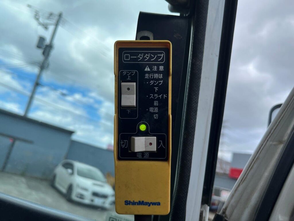 平成29年　いすゞ　エルフ　３トンローダーダンプ　３方開・コボレーン付・小型貨物（４ナンバー）（車検1年付）