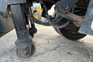 サムネイル: 平成29年　いすゞ　エルフ　３トンローダーダンプ　３方開・コボレーン付・小型貨物（４ナンバー）（車検1年付）