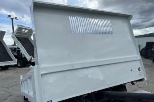 サムネイル: 平成29年　いすゞ　エルフ　３トンローダーダンプ　３方開・コボレーン付・小型貨物（４ナンバー）（車検1年付）