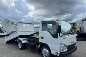 サムネイル: 平成29年　いすゞ　エルフ　３トンローダーダンプ　３方開・コボレーン付・小型貨物（４ナンバー）（車検1年付）