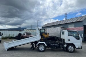 サムネイル: 平成29年　いすゞ　エルフ　３トンローダーダンプ　３方開・コボレーン付・小型貨物（４ナンバー）（車検1年付）