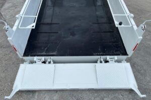 サムネイル: 平成29年　いすゞ　エルフ　３トンローダーダンプ　３方開・コボレーン付・小型貨物（４ナンバー）（車検1年付）