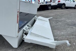 サムネイル: 平成29年　いすゞ　エルフ　３トンローダーダンプ　３方開・コボレーン付・小型貨物（４ナンバー）（車検1年付）
